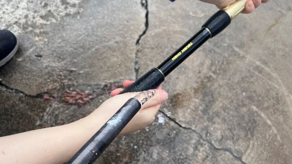以自來水清理整支釣竿