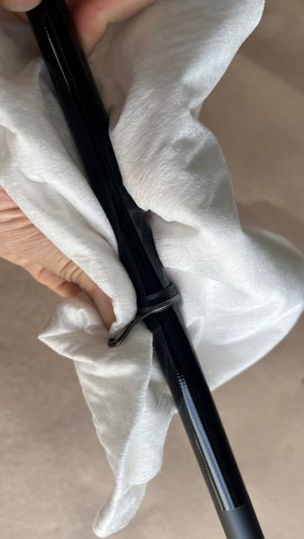 振出示釣竿,每顆導環都需擦乾